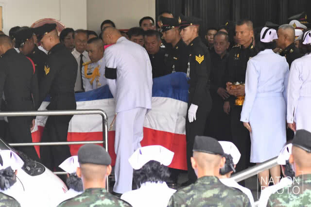 ร่าง "ป๋าเปรม" คลุมธงชาติ แพทย์-พยาบาล-ทหารยืนเคารพ 