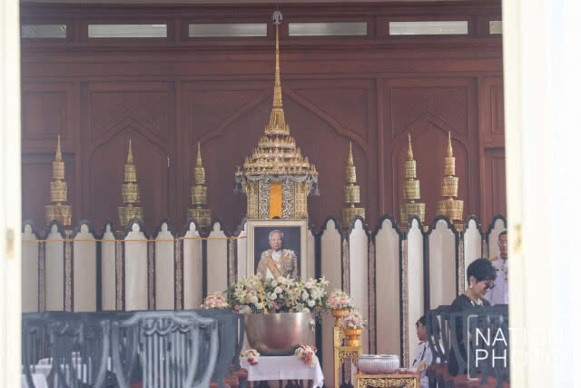 ร่าง "ป๋าเปรม" คลุมธงชาติ แพทย์-พยาบาล-ทหารยืนเคารพ 