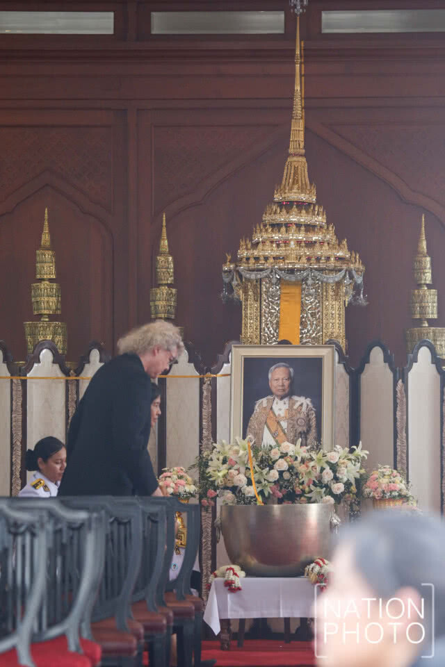 ร่าง "ป๋าเปรม" คลุมธงชาติ แพทย์-พยาบาล-ทหารยืนเคารพ 