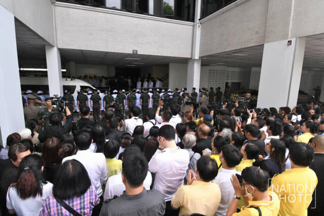 ร่าง "ป๋าเปรม" คลุมธงชาติ แพทย์-พยาบาล-ทหารยืนเคารพ 