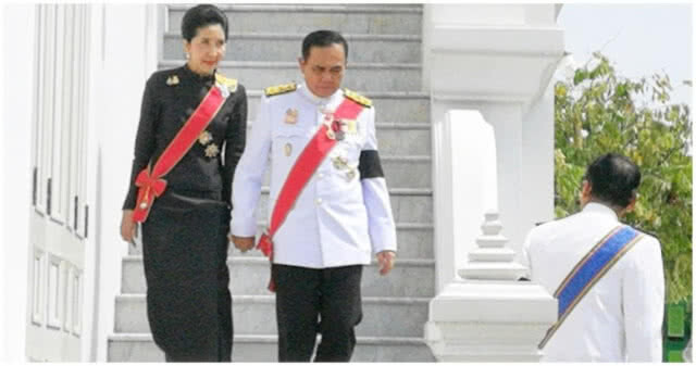 ร่าง "ป๋าเปรม" ถึงวัดเบญฯ นายกฯ รอรับ