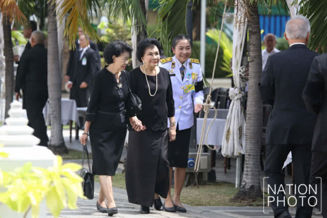 ร่าง "ป๋าเปรม" คลุมธงชาติ แพทย์-พยาบาล-ทหารยืนเคารพ 