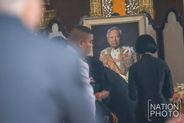 ร่าง "ป๋าเปรม" คลุมธงชาติ แพทย์-พยาบาล-ทหารยืนเคารพ 
