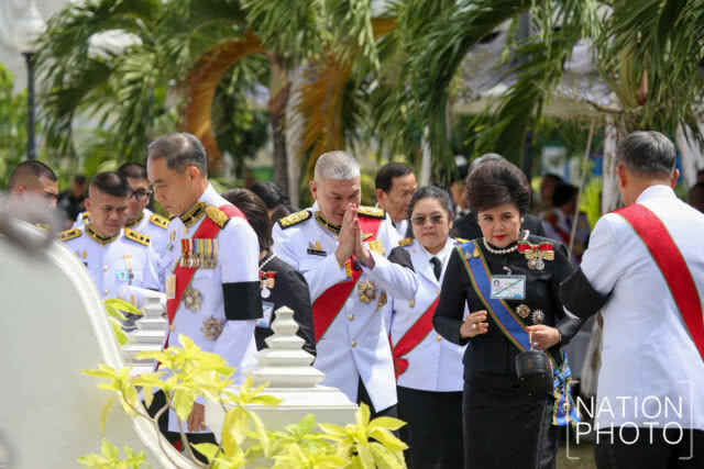 ร่าง "ป๋าเปรม" คลุมธงชาติ แพทย์-พยาบาล-ทหารยืนเคารพ 