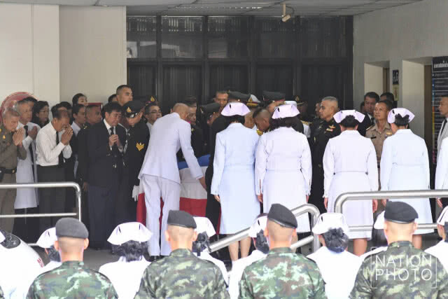 ร่าง "ป๋าเปรม" คลุมธงชาติ แพทย์-พยาบาล-ทหารยืนเคารพ 