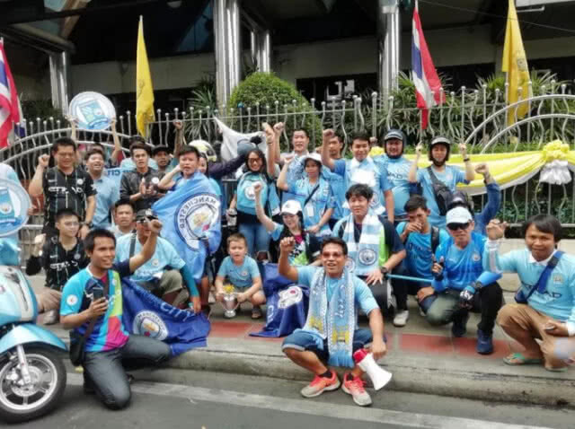 รถแห่สีฟ้า! แฟนแมนฯซิตี้ชาวไทยพาเหรดฉลองแชมป์ทั่วกรุงเทพ