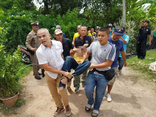 ดาบตำรวจ ชาร์จหนุ่มคลั่งยาไอซ์ พลาด!! ถูกฟันแขนหวิดขาด
