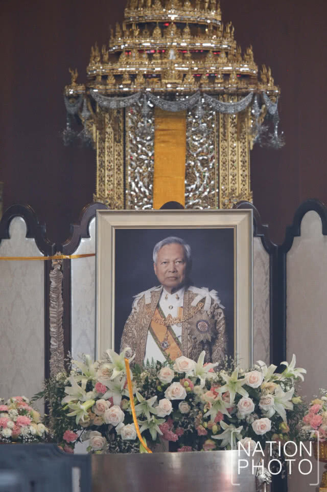 ร่าง "ป๋าเปรม" คลุมธงชาติ แพทย์-พยาบาล-ทหารยืนเคารพ 