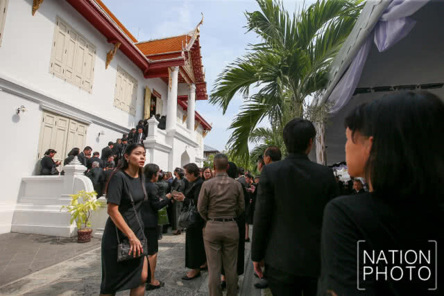 ร่าง "ป๋าเปรม" คลุมธงชาติ แพทย์-พยาบาล-ทหารยืนเคารพ 