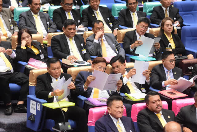 "พปชร." ต้องระวัง "งูเห่า" ใน "พรรคร่วม" มากกว่าพรรคตัวเอง!