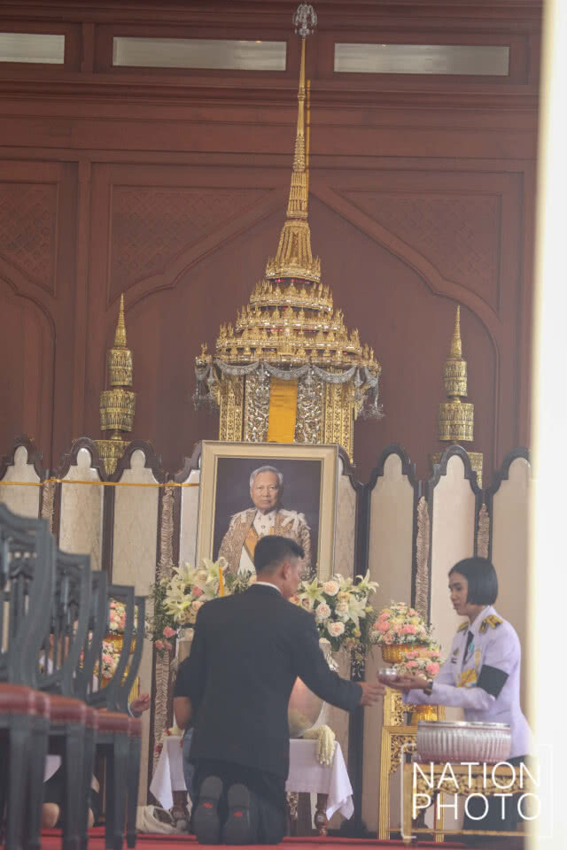 ร่าง "ป๋าเปรม" คลุมธงชาติ แพทย์-พยาบาล-ทหารยืนเคารพ 