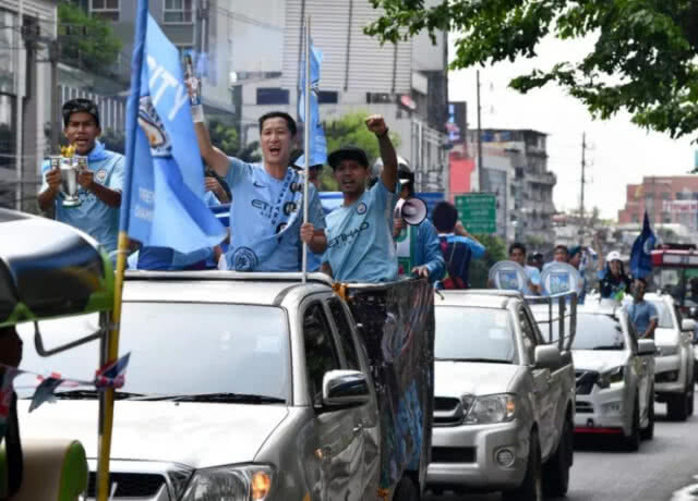 รถแห่สีฟ้า! แฟนแมนฯซิตี้ชาวไทยพาเหรดฉลองแชมป์ทั่วกรุงเทพ