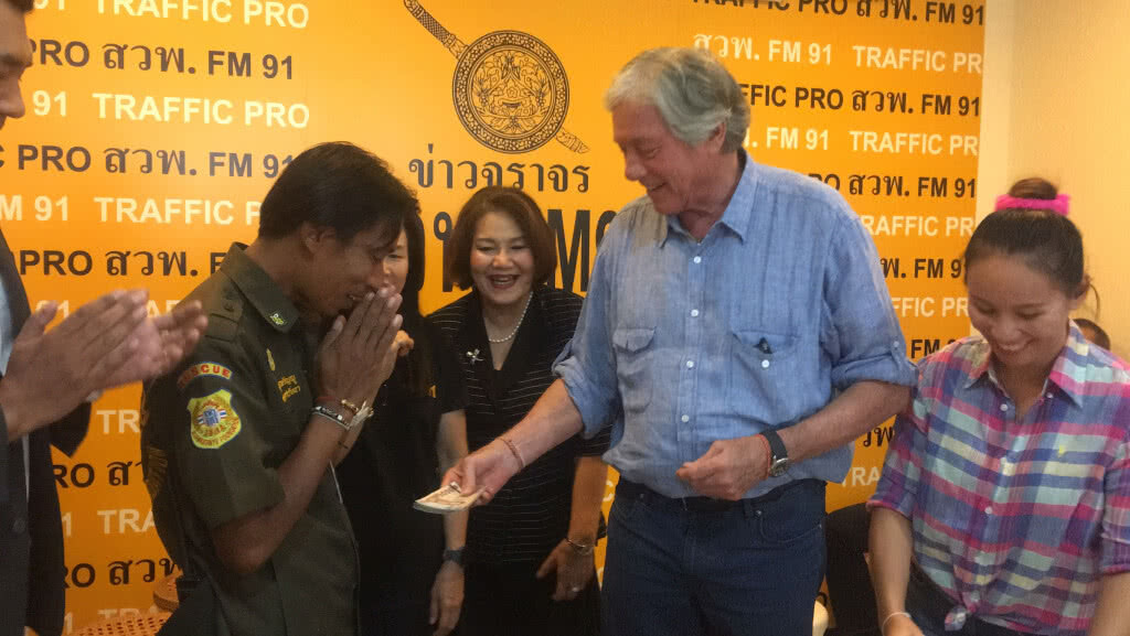 คนดี โชเฟอร์แท็กซี่เก็บเงินสด 3 แสนคืนหนุ่มสวิสฯ