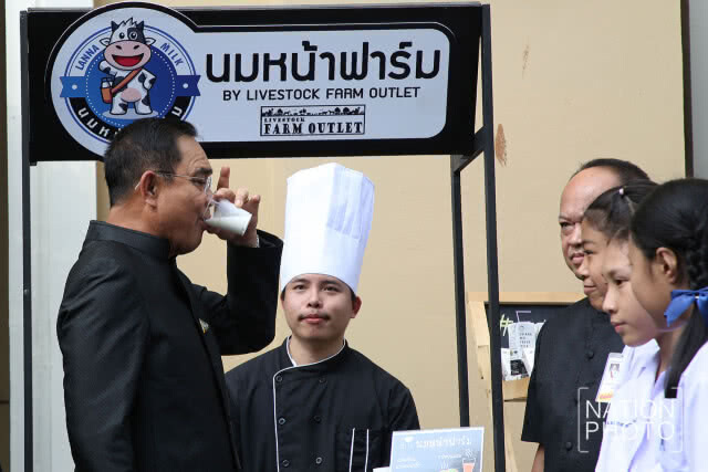 "บิ๊กตู่" ทดลองขับ ตุ๊กตุ๊กไฟฟ้า