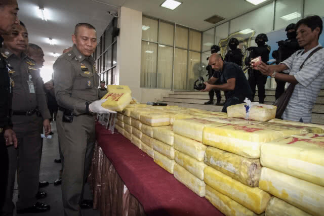รวบ 2 หนุ่มขนยาบ้า-ยึดทรัพย์ 800 ล้าน