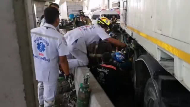 รถบรรทุกน้ำมันปาล์มตกหลุม พุ่งชนท้ายสิบล้อพังยับ