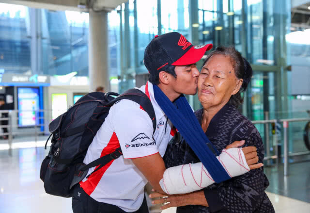 "ก้อง"สมเกียรติ กลับถึงไทย-  พักฟื้นหลังผ่าตัด2 สัปดาห์