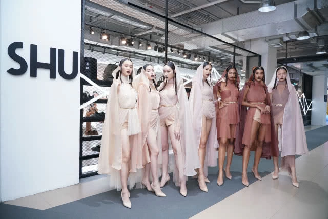 "ลูกเกด-เมทินี กิ่งโพยม"  โชว์สเต็ปเดินแบบในแฟชั่นโชว์ คอลเลกชั่น ‘ชู เอ็กซ์ เมทินี’