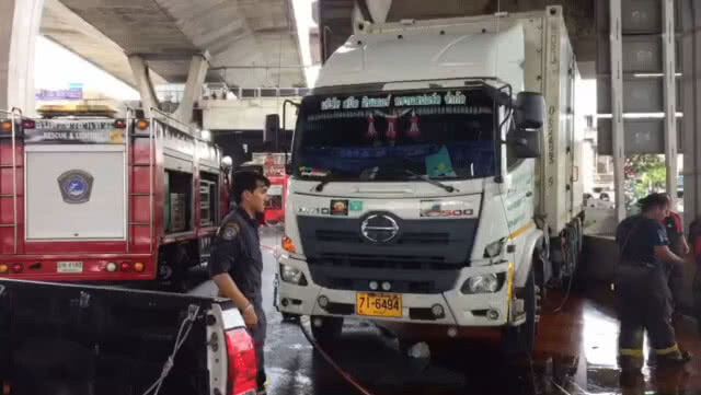 รถบรรทุกน้ำมันปาล์มตกหลุม พุ่งชนท้ายสิบล้อพังยับ