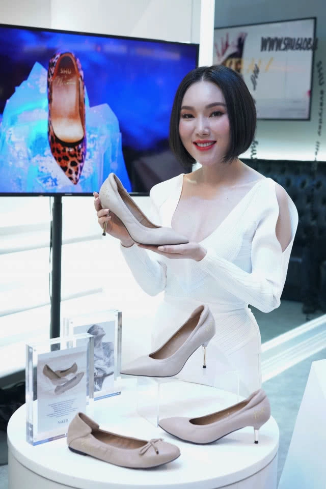 "ลูกเกด-เมทินี กิ่งโพยม"  โชว์สเต็ปเดินแบบในแฟชั่นโชว์ คอลเลกชั่น ‘ชู เอ็กซ์ เมทินี’