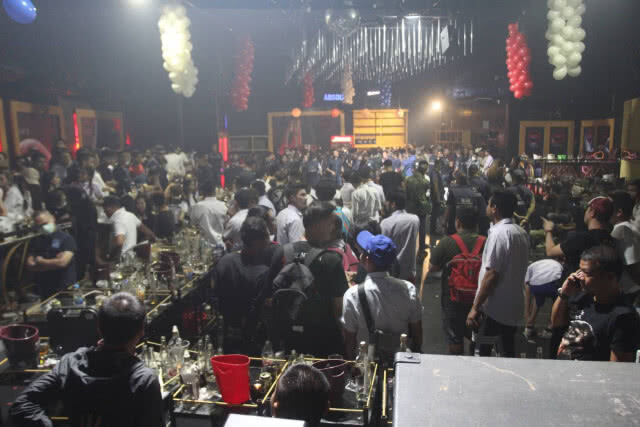 ดส.ทลายปาร์ตี้ชุดนักเรียนย่านโคกคราม เจอฉี่ม่วง 220 ราย