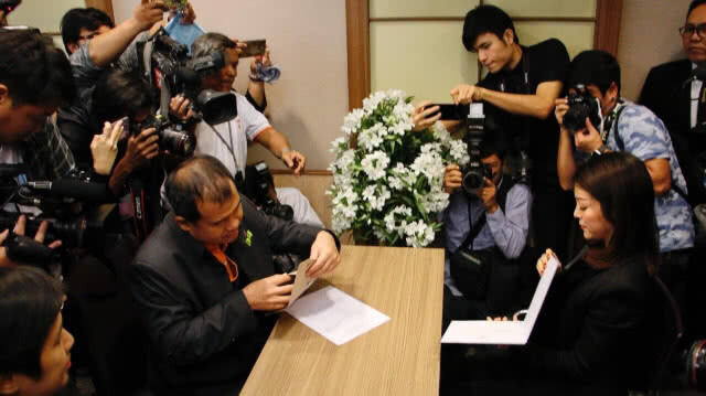 3 ส.ส. หญิง ตบเท้าเข้ารับใบรับรอง ส.ส.