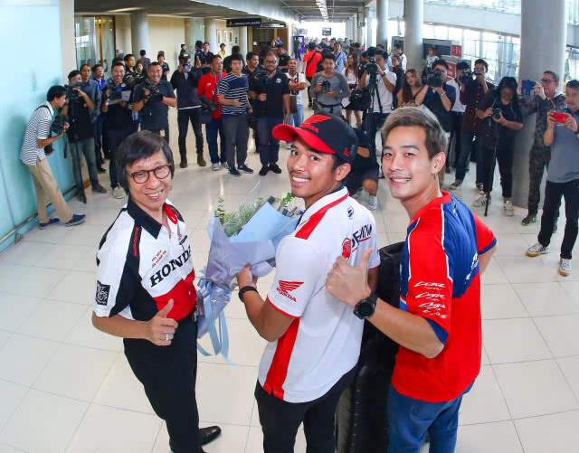"ก้อง"สมเกียรติ กลับถึงไทย-  พักฟื้นหลังผ่าตัด2 สัปดาห์