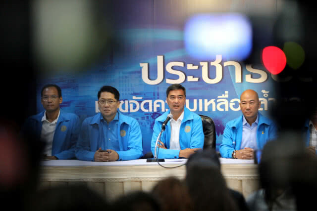 อภิสิทธิ์ จะไม่ลาออก