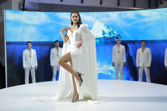 "ลูกเกด-เมทินี กิ่งโพยม"  โชว์สเต็ปเดินแบบในแฟชั่นโชว์ คอลเลกชั่น ‘ชู เอ็กซ์ เมทินี’