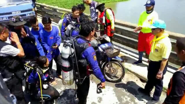 วงจรปิดจับภาพโจรถอดเครื่องมอเตอร์ไซด์ เข็นโครงรถทิ้งน้ำ