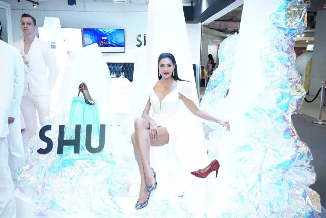 "ลูกเกด-เมทินี กิ่งโพยม"  โชว์สเต็ปเดินแบบในแฟชั่นโชว์ คอลเลกชั่น ‘ชู เอ็กซ์ เมทินี’