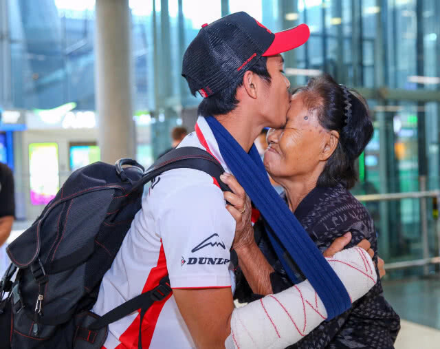 "ก้อง"สมเกียรติ กลับถึงไทย-  พักฟื้นหลังผ่าตัด2 สัปดาห์