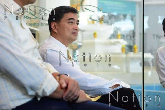 "อภิสิทธิ์" แจงคลิปจับมือ "ชัชชาติ" ตั้งรัฐบาล แค่แซวกันเล่นๆ