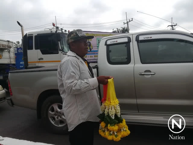 ไม่อายทำกิน! อดีตรองผอ.ขายพวงมาลัยสี่แยก