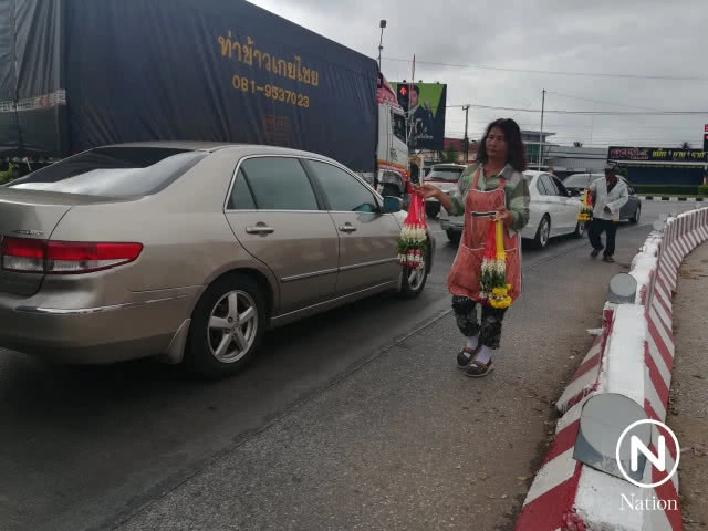 ไม่อายทำกิน! อดีตรองผอ.ขายพวงมาลัยสี่แยก