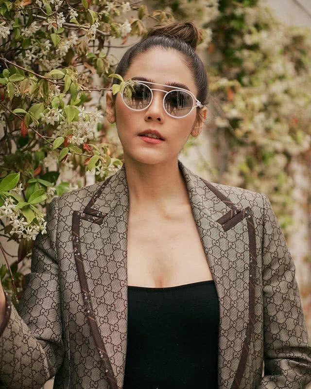 "แม่ชม" เมินคนเลิกฟอลโลว หลังแชะคู่ "จอห์น วิญญู"