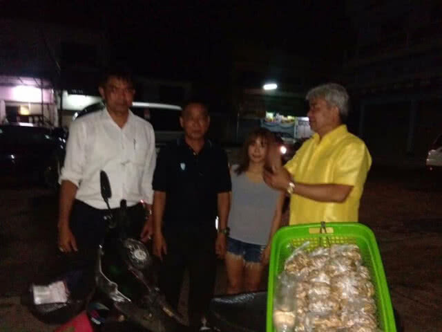 จับต่างด้าว เร่ขายถั่ว