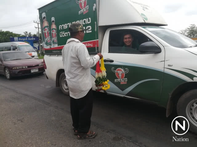 ไม่อายทำกิน! อดีตรองผอ.ขายพวงมาลัยสี่แยก