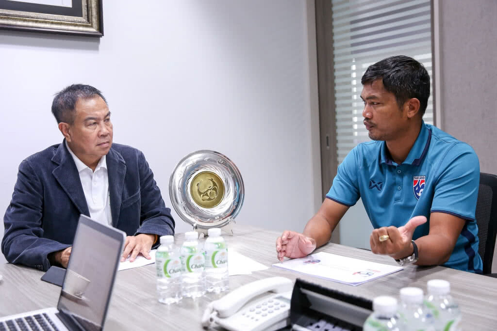 "โค้ชหระ" เข้าพบนายกสมาคมฯ หลังคว้ารองแชมป์แพนด้า คัพ