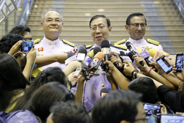 "พรเพชร" รับพระบรมราชโองการโปรดเกล้าฯ แต่งตั้งเป็น "ประธานวุฒิสภา"