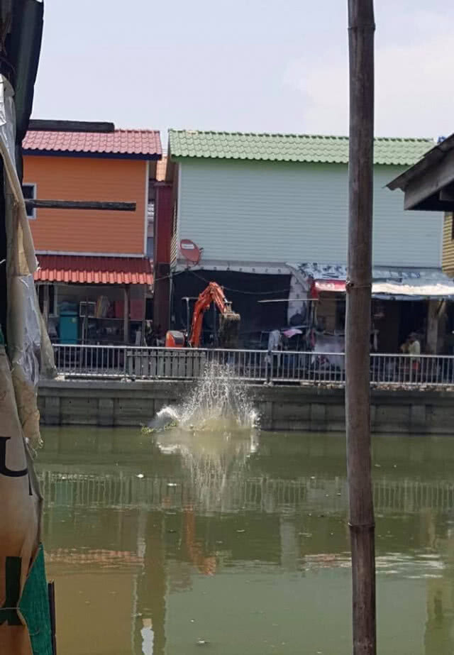 ชาวกรุงนับร้อย โวยผู้รับเหมาทิ้งขยะลงคลองลาดพร้าว จี้กทม.จัดการ