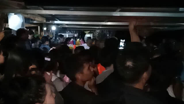 แห่ไหว้ "แม่ตะเคียนจำปาทอง" จนค่อนรุ่ง ขอโชคลาภ