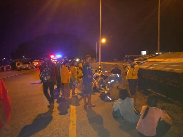 รถทัวร์หาดใหญ่-ภูเก็ตคว่ำ เจ็บ 7