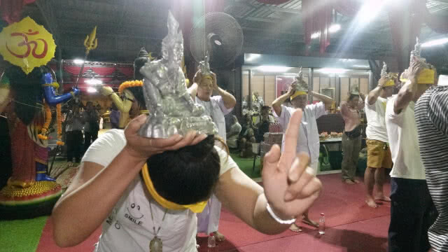 พิธี"น้ำมนต์กลางหาว"กลางดึก ส่องอ่างน้ำมนต์รับโชค!!