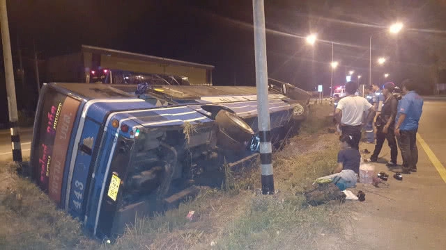 รถทัวร์หาดใหญ่-ภูเก็ตคว่ำ เจ็บ 7