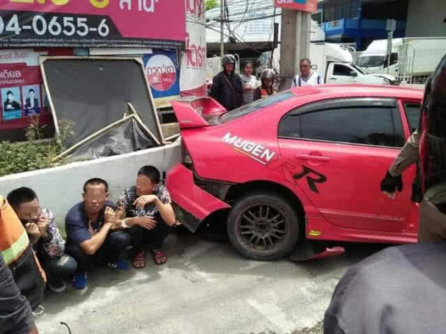 สามหนุ่มซิ่งรถหนีด่านชนดะ ตร.ไล่ตามตะครุบจนมุม