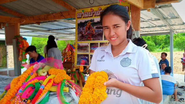 แห่ไหว้ "แม่ตะเคียนจำปาทอง" จนค่อนรุ่ง ขอโชคลาภ