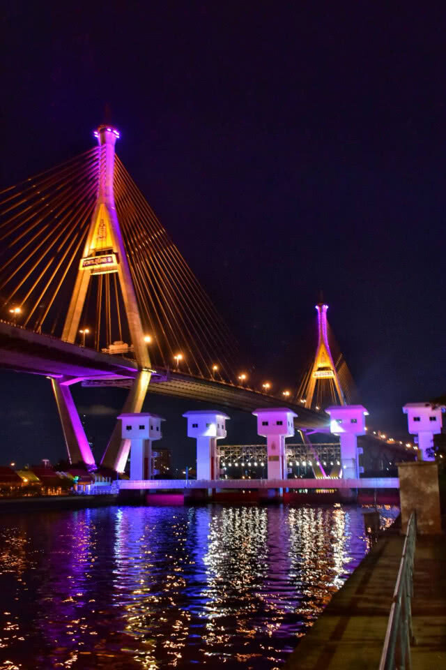เปิดไฟประดับสะพานข้ามแม่น้ำเจ้าพระยา 13 แห่ง เนื่องในวันเฉลิมฯ สมเด็จพระราชินีฯ