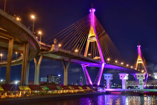 เปิดไฟประดับสะพานข้ามแม่น้ำเจ้าพระยา 13 แห่ง เนื่องในวันเฉลิมฯ สมเด็จพระราชินีฯ