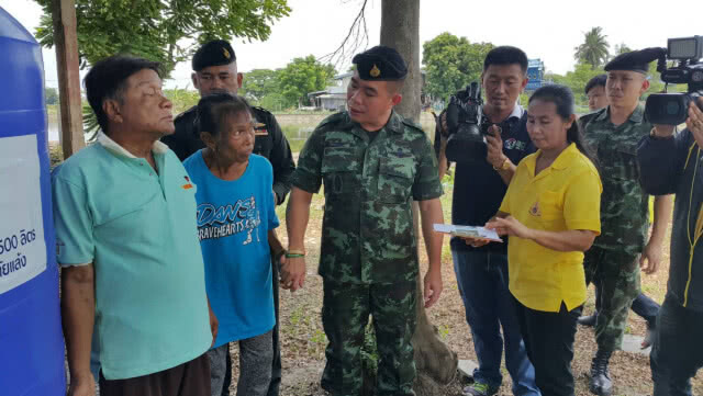 ทหารเสนารักษ์ ช่วยเหลือผัวเมียพิการบ้านถูกไฟไหม้